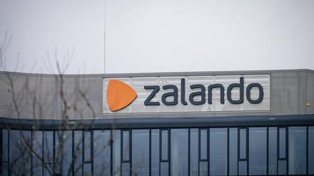 Zalando-Schriftzug am Standort in Berlin. 
