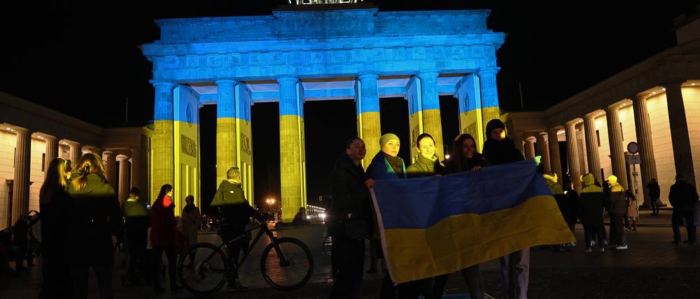 Das Brandenburger Tor in Berlin, angestrahlt mit den Ukraine-Farben.