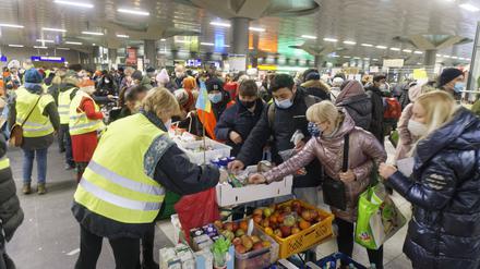Spenden am Berliner Hauptbahnhof.
