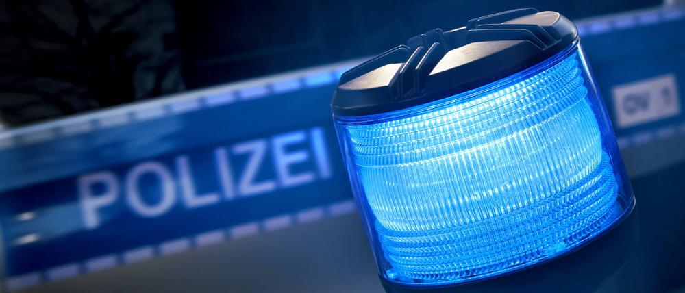 29.03.2022, Berlin - Deutschland. Die Polizei ist mit Blaulicht im Einsatz. *** 29 03 2022, Berlin Germany Police is on duty with blue light polblog 