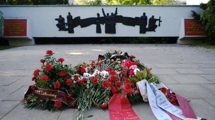 Blumenniederlegung anlässlich des Tages des Sieges über den Nationalsozialismus am Sowjetischen Ehrenmal Alt-Hohenschönhausen in der Küstriner Straße in Berlin-Lichtenberg.