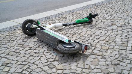 Ein E-Scooter des Unternehmens Lime in Berlins Innenstadt.