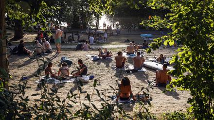 Abkühlung von der Sommerhitze finden Berliner auch am Ufer des Schlachtensees.