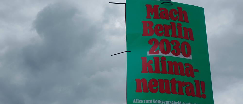 Werbeplakat für den Volksentscheid „Klimaneutral 2030“ Mitte Juli in Berlin.