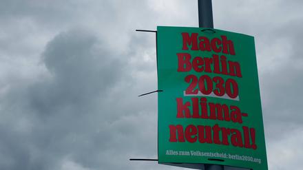 Werbeplakat für den Volksentscheid „Klimaneutral 2030“ Mitte Juli in Berlin.