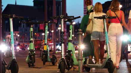 E-Scooter werden gern mitten auf dem Bürgersteig abgestellt.