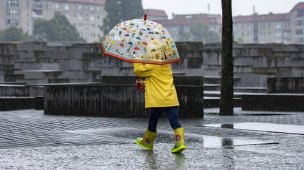 Ein kleines Mädchen mit einem bunten Regenschirm: Berliner und Brandenburger müssen sich auf Regen und Wolken einstellen. 