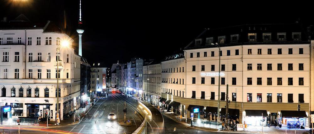 Blick auf den Rosenthaler Platz bei Nacht.