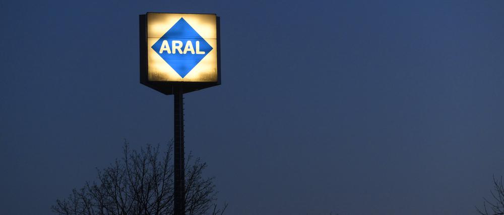Werbeschild einer ARAL-Tankstelle an der Autobahn A-96 im Abendlicht.