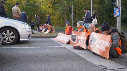 Klima-Aktivisten blockieren Berliner Autobahnabfahrt im morgendlichen Berufsverkehr.