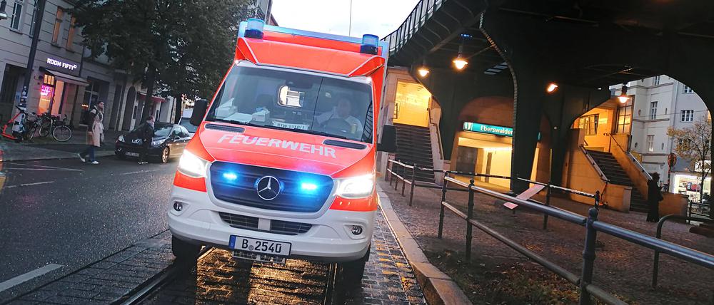 Ein Rettungswagen der Berliner Feuerwehr mit  Blaulicht auf dem Weg zu einem Einsatz.