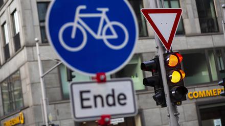Keine neuen Radwege mehr für Berlin, wenn dafür auch nur ein Pkw-Stellplatz wegfällt: Die Senatsverkehrsverwaltung hat die Bezirke gebeten, Radwegprojekte zu stoppen.