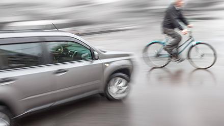 Gefährlich: Radfahrer:innen und Fußgänger:innen haben im Straßenverkehr gegenüber den Stahlkarossen das Nachsehen.