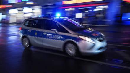 Ein Polizeiauto bei einer Einsatzfahrt mit Blaulicht.