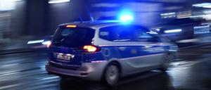 Polizeiauto bei Einsatzfahrt mit Blaulicht in Berlin.