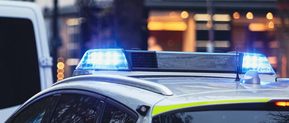 Blaulicht leuchtet auf einem Polizeiwagen. (Symbolfoto)
