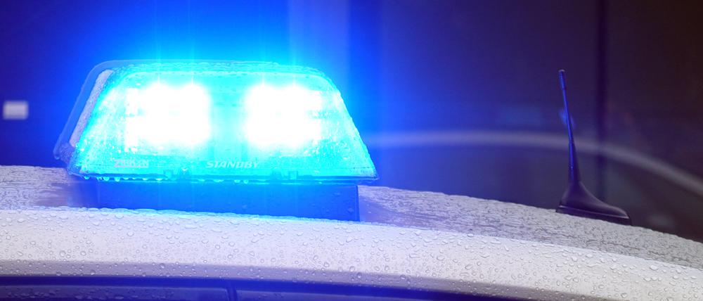 Blaulicht an einem Polizeiwagen. (Symbolbild)
