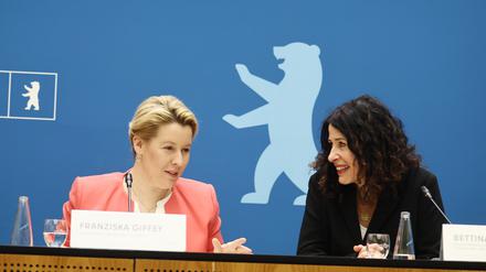 Die Regierende Bürgermeisterin Franziska Giffey (l.) und die Senatorin für Umwelt, Mobilität, Verbraucher- und Klimaschutz, Bettina Jarasch. 