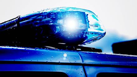 Blaulicht leuchtet auf einem Polizeiwagen. (Symbolbild)