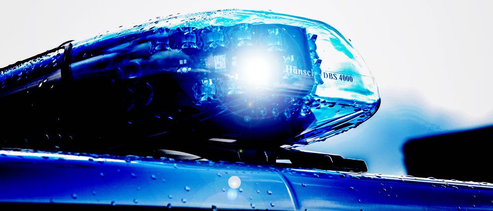 Ein Blaulicht auf einem Polizeiauto (Symbolbild).