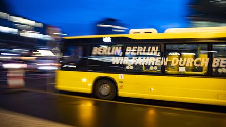 Ein Bus der BVG fährt in Berlin am 28. Dezember 2022. *** A BVG bus runs in Berlin on December 28, 2022