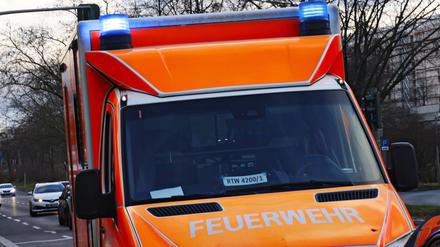 Rettungswagen der Berliner Feuerwehr mit Blaulicht und Sondersignalen.