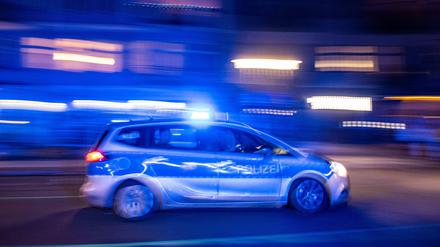 Streifenwagen der Berliner Polizei fährt mit Blaulicht zu einem Einsatz. (Symbolbild)