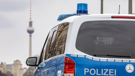Ein Streifenwagen der Berliner Polizei mit Blaulicht im Einsatz an der Frankfurter Allee in Berlin.