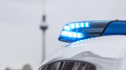 Polizei im Einsatz, Ein Streifenwagen der Berliner Polizei mit Blaulicht im Einsatz (Symbolbild).