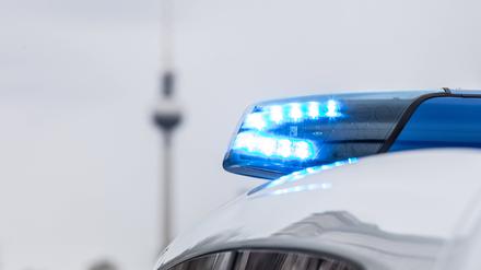 Ein Streifenwagen der Berliner Polizei mit Blaulicht im Einsatz an der Frankfurter Allee in Berlin.