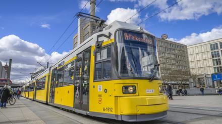 Eine Tram der Linie M4 am Alexanderplatz.