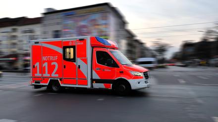 Ein Rettungswagen im Einsatz in Berlin. (Symbolbild)