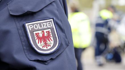Wappen der Polizei Brandenburg an der Polizeiuniform.