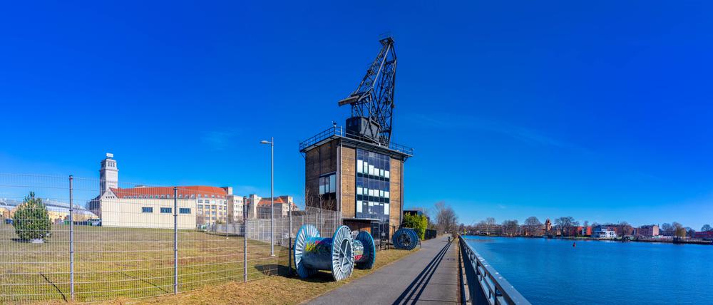 Berlin Schöneweide: Industriedenkmal Kranhaus, Spreeufer am Behrens-Bau.