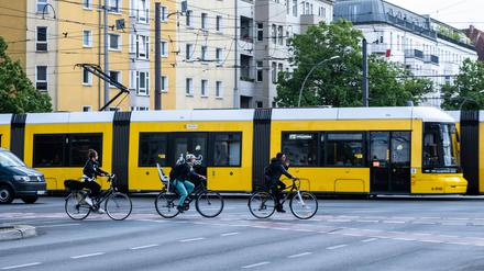 Radfahrer und Straßenbahn auf der Danziger Straße in Berlin-Prenzlauer Berg.