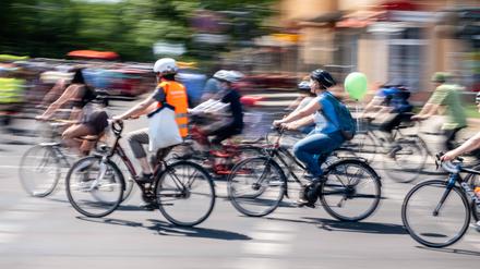 Fahrradfahrer in Berlin-Pankow bei der jährlichen Fahrrad-Sternfahrt des Allgemeinen Deutschen Fahrrad Clubs ADFC durch Berlin.