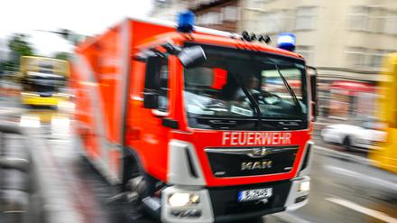 Ein Fahrzeug der Berliner Feuerwehr auf dem Weg zum Einsatzort. (Symbolbild)
