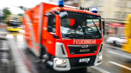 Fahrzeug der Berliner Feuerwehr auf dem Weg zum Einsatzort. Symbolbild