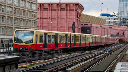 S-Bahn-Impressionen von Bahnhof Berlin Alexanderplatz.