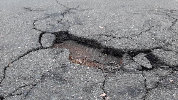 Straßenabschnitt mit Schlagloch im Asphalt Hamburg Hamburg Deutschland *** Section of road with pothole in asphalt Hamburg Hamburg Germany Copyright: xLobeca/RHx