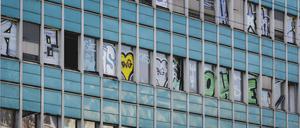 Das Logo der Berliner Verkehrsbetriebe BVG zeichnet sich als Graffiti an einem leerstehenden Buerogebaeude ab in Berlin.