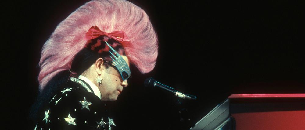 Elton John performs on stage circa 1986. PUBLICATIONxNOTxINxUSA Copyright: xJeffreyxMayerx/xRockxNegativesx/xMediaPunchx 