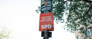 Wahlplakate der AFD, Grünen und SPD ohne Gesichter.