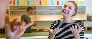 Neue Jobperspektive. Im Gehörlosenzentrum in Frankfurt am Main lernen Hörende und Nichthörende im ersten inklusiven Ausbildungsjahrgang in der Gastronomie gemeinsam.