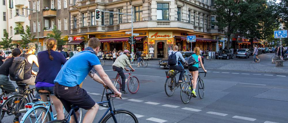 Radfahrer überqueren die Schlesische Straße in Kreuzberg. 