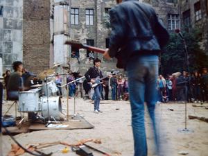 Die Punkkonzerte im Hirschhof waren in der DDR legendär als Teil der subversiven Künstlerszene von Prenzlauer Berg. 