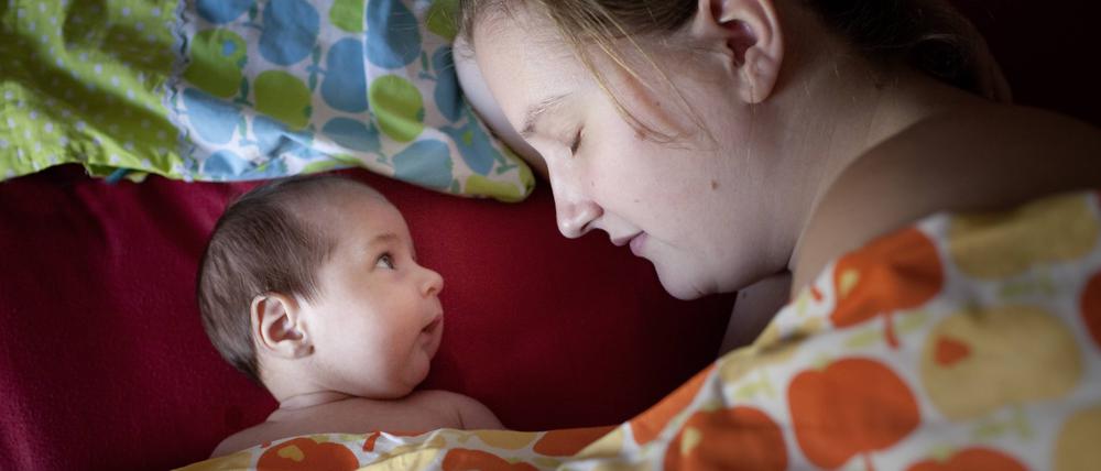 „Ist Mama etwa müde?“ Die ersten Jahre mit Kind fordern Eltern in Sachen Nachtschlaf heraus.