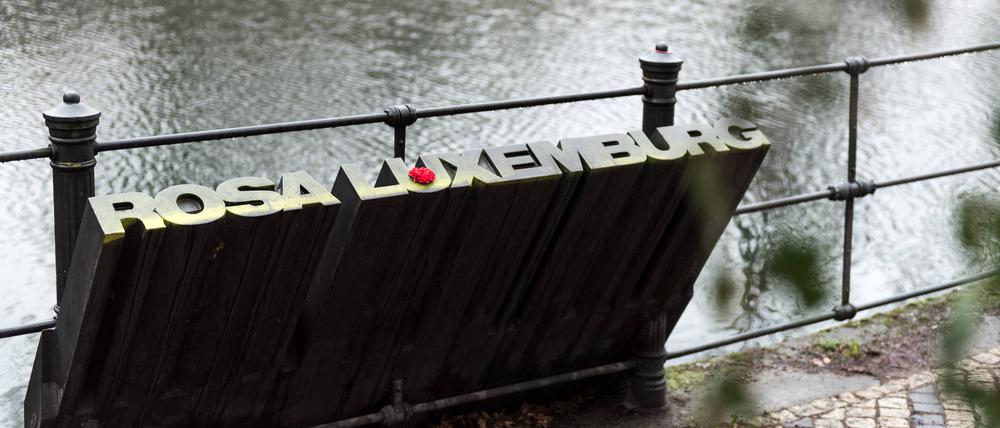 Ein Schriftzug mit dem Namen von Rosa Luxemburg steht als Mahnmal am Landwehrkanal am Katharina-Heinroth-Ufer.