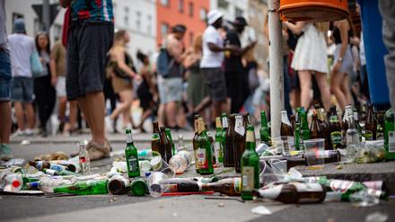 Tonnenweise Altglas und Müll bleiben zurück, wenn Hunderttausende den Karneval der Kulturen in Berlin-Kreuzberg feiern.   