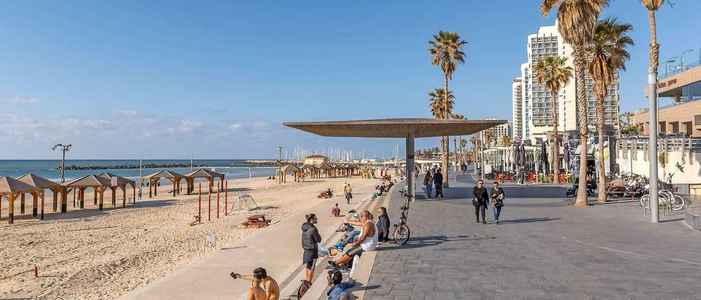 Wohin, wenn's warm ist? In Tel Aviv strömt alles an den Strand, auch bei Gluthitze.